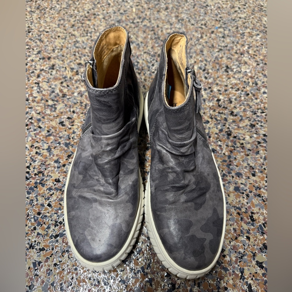 Women’s Ankle Boot (gray camo)